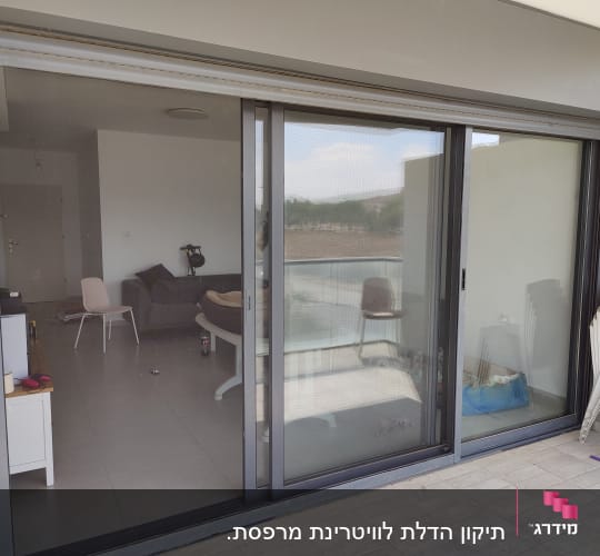 דלת הזזה מאלומיניום עם מסגרת אפורה